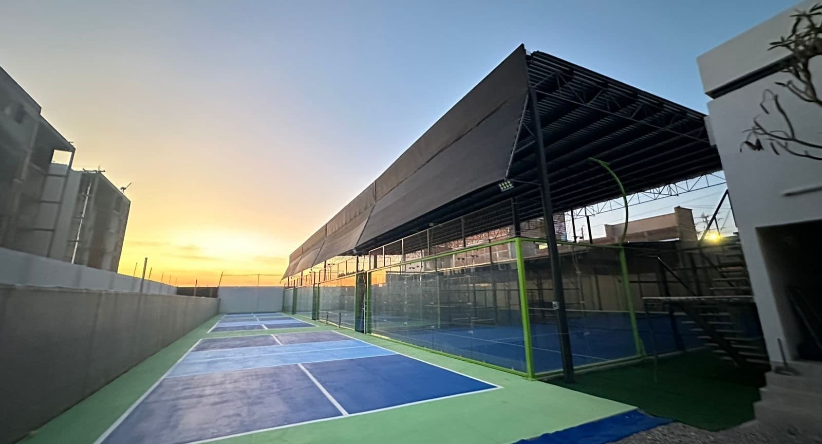 SMASH X Padel & Pickleball padel courts